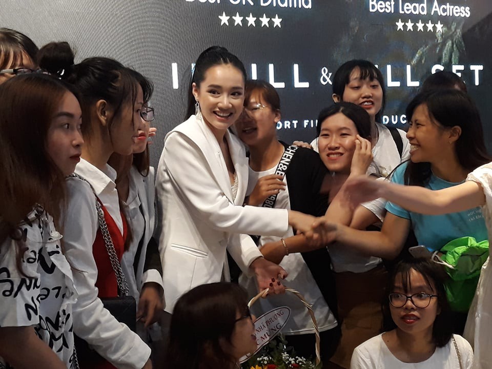 Nhã Phương khoe giải thưởng lớn sau khi cưới Trường Giang