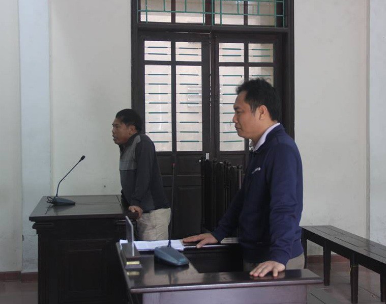 Tát nữ cán bộ tòa án, nam bác sĩ lãnh 6 tháng tù