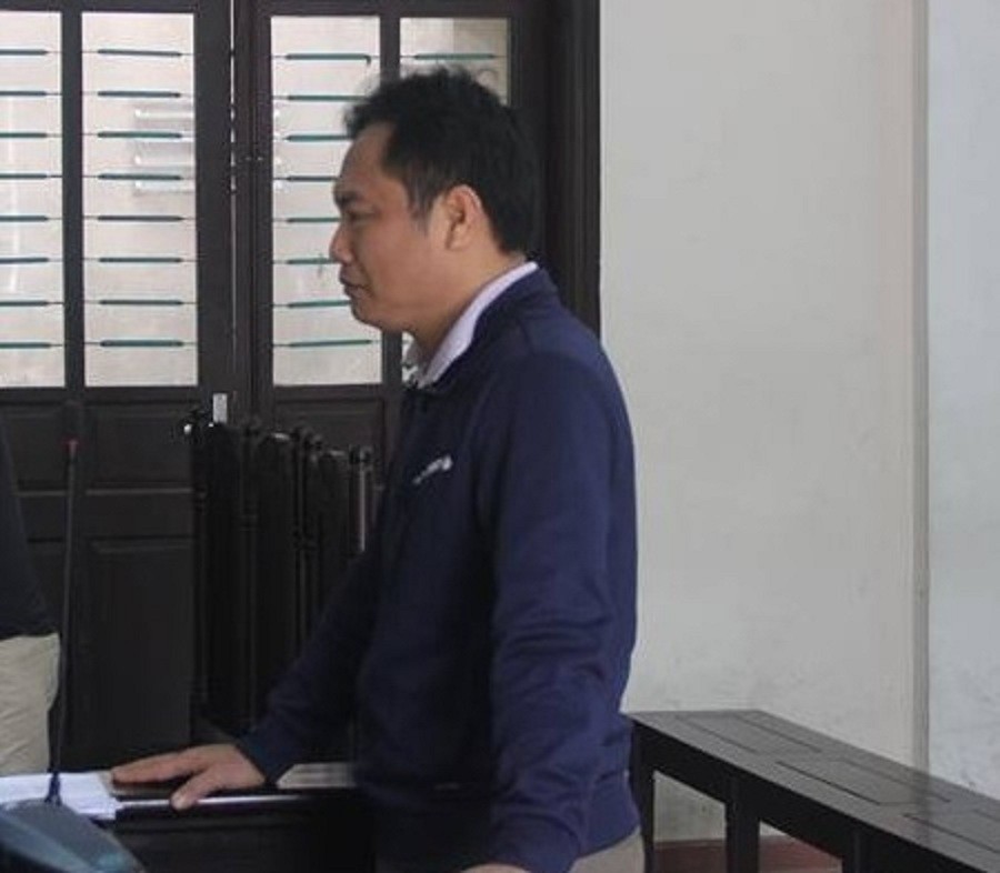 T&aacute;t nữ c&aacute;n bộ t&ograve;a &aacute;n, nam b&aacute;c sĩ l&atilde;nh &aacute;n 6 th&aacute;ng t&ugrave; - Ảnh 1.