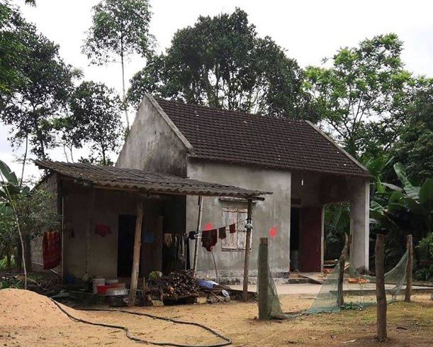 Bố n&eacute;m con mới đẻ 7 ng&agrave;y xuống giếng: Khởi tố bị can tội Giết người - Ảnh 1.