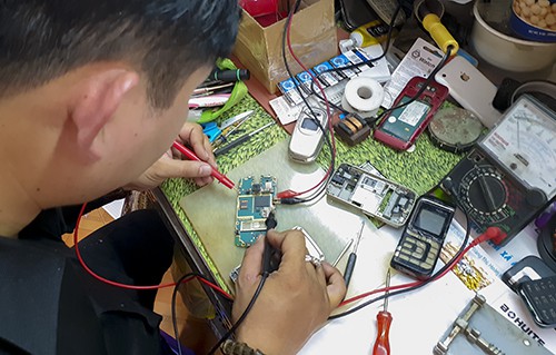 Người đam mê phục chế điện thoại cổ