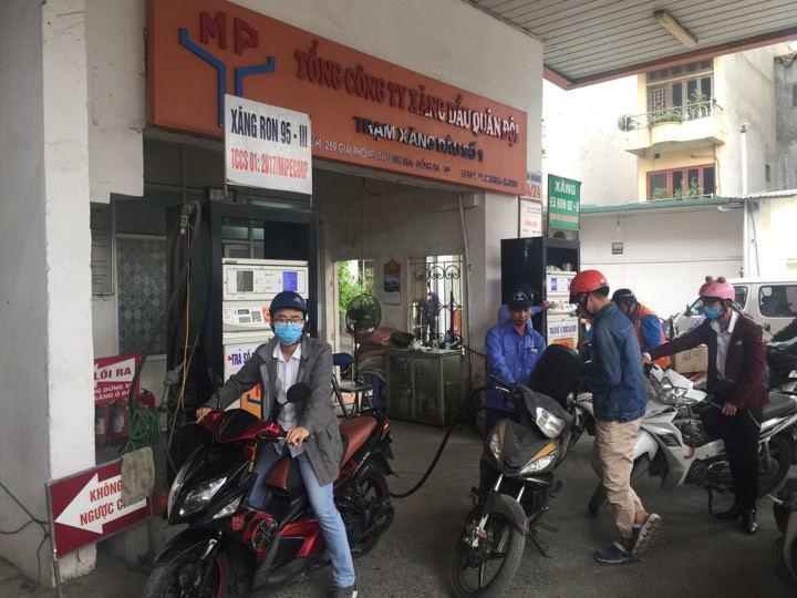 Chi đậm quỹ bình ổn, giá xăng, dầu vẫn tăng "sốc" từ 17 giờ