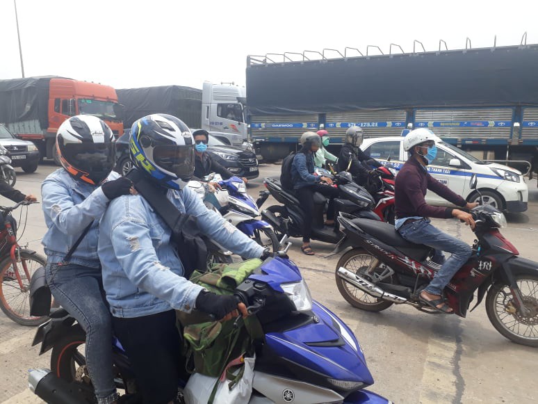 Nắng nóng bao trùm Đông Nam Bộ, đường vắng giữa trưa
