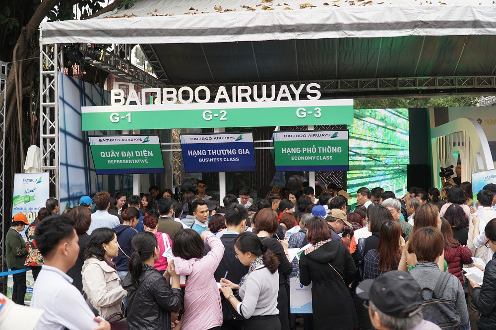Xếp hàng "săn" vé máy bay và combo du lịch trọn gói của Bamboo Airways