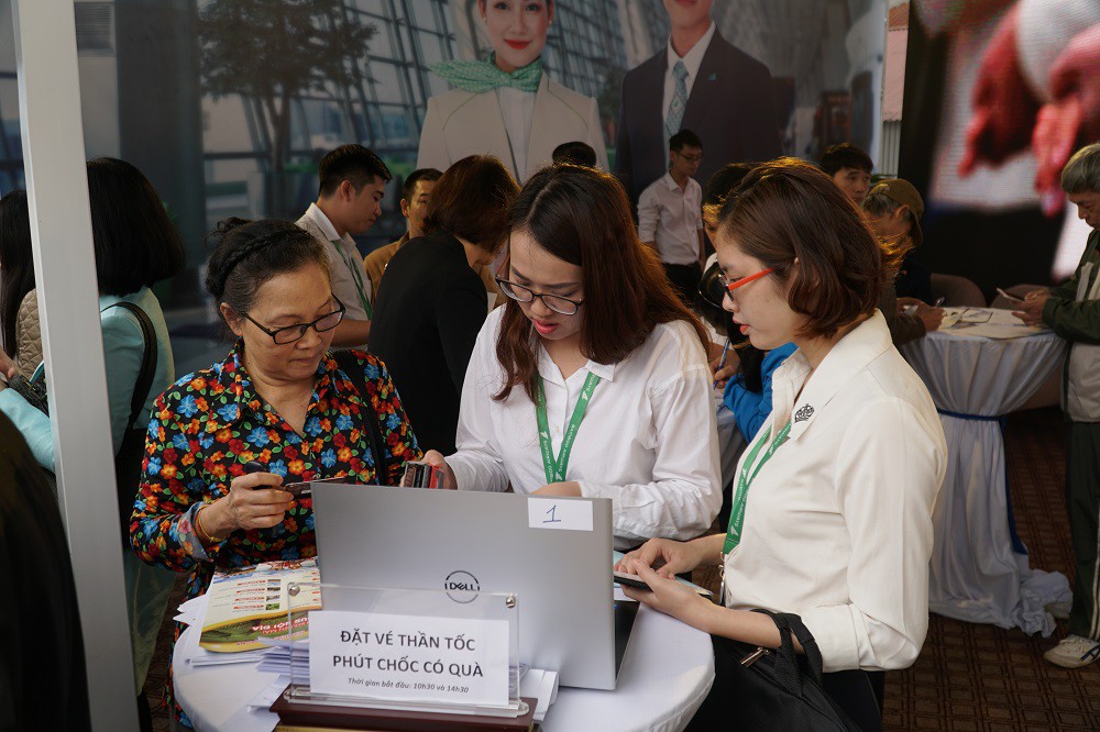 Xếp h&agrave;ng săn v&eacute; m&aacute;y bay v&agrave; combo du lịch trọn g&oacute;i của Bamboo Airways - Ảnh 6.