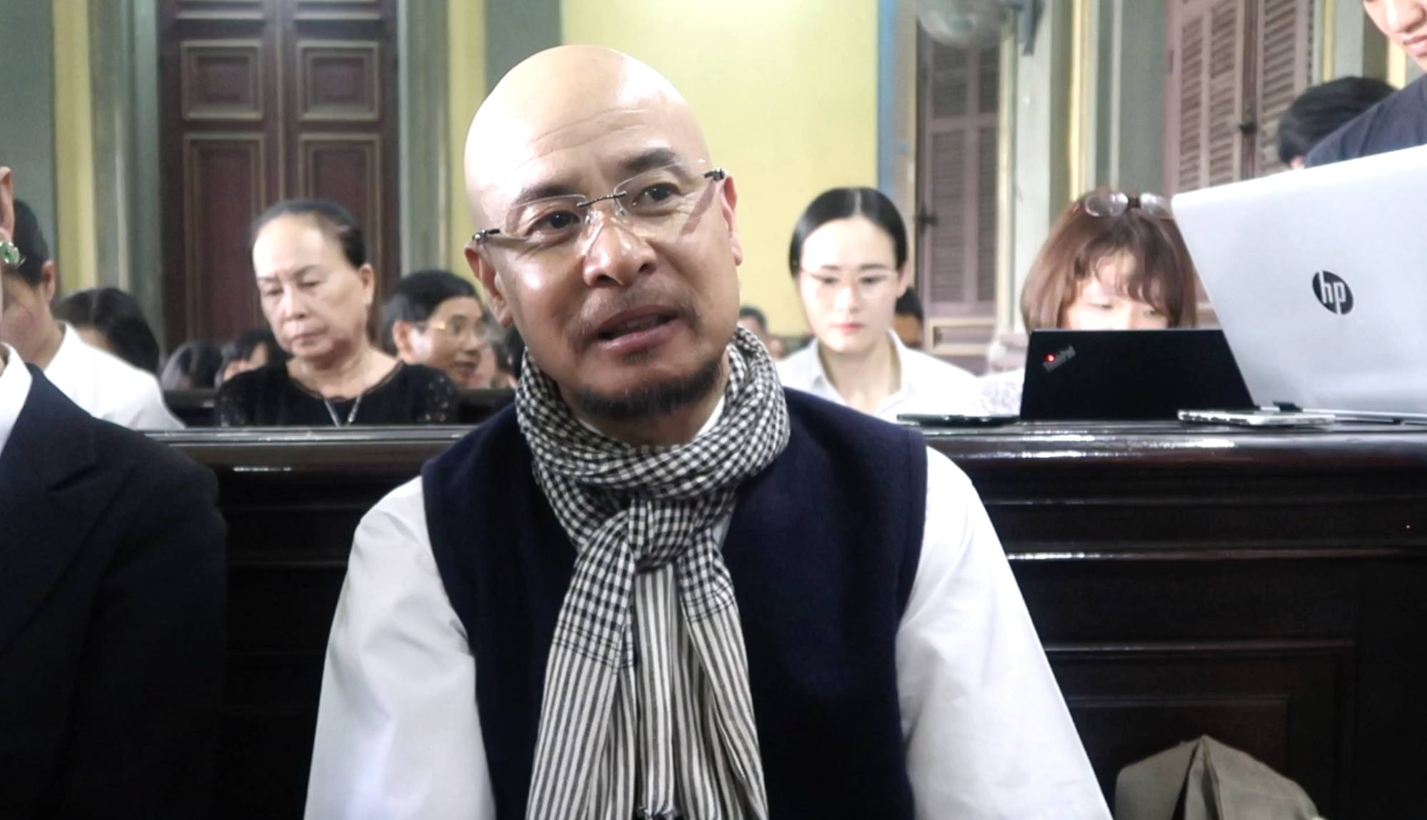 Vụ án ly hôn của vợ chồng vua cà phê Trung Nguyên: Chủ tọa đọc nhầm án phí từ 8 tỉ thành 80 tỉ đồng - Ảnh 2.