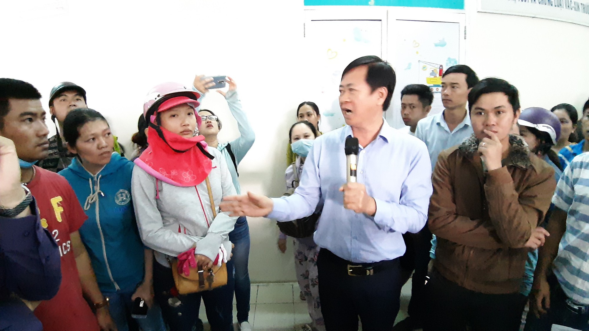 Đà Nẵng: Hỗn loạn cảnh chen chúc chờ đợi tiêm vắc - xin 6 in 1 - Ảnh 8.