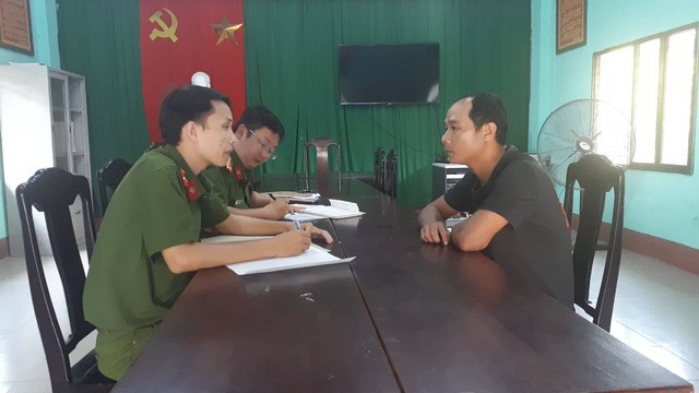 Bắt khẩn cấp 2 c&aacute;t tặc ch&eacute;m người trọng thương - Ảnh 1.