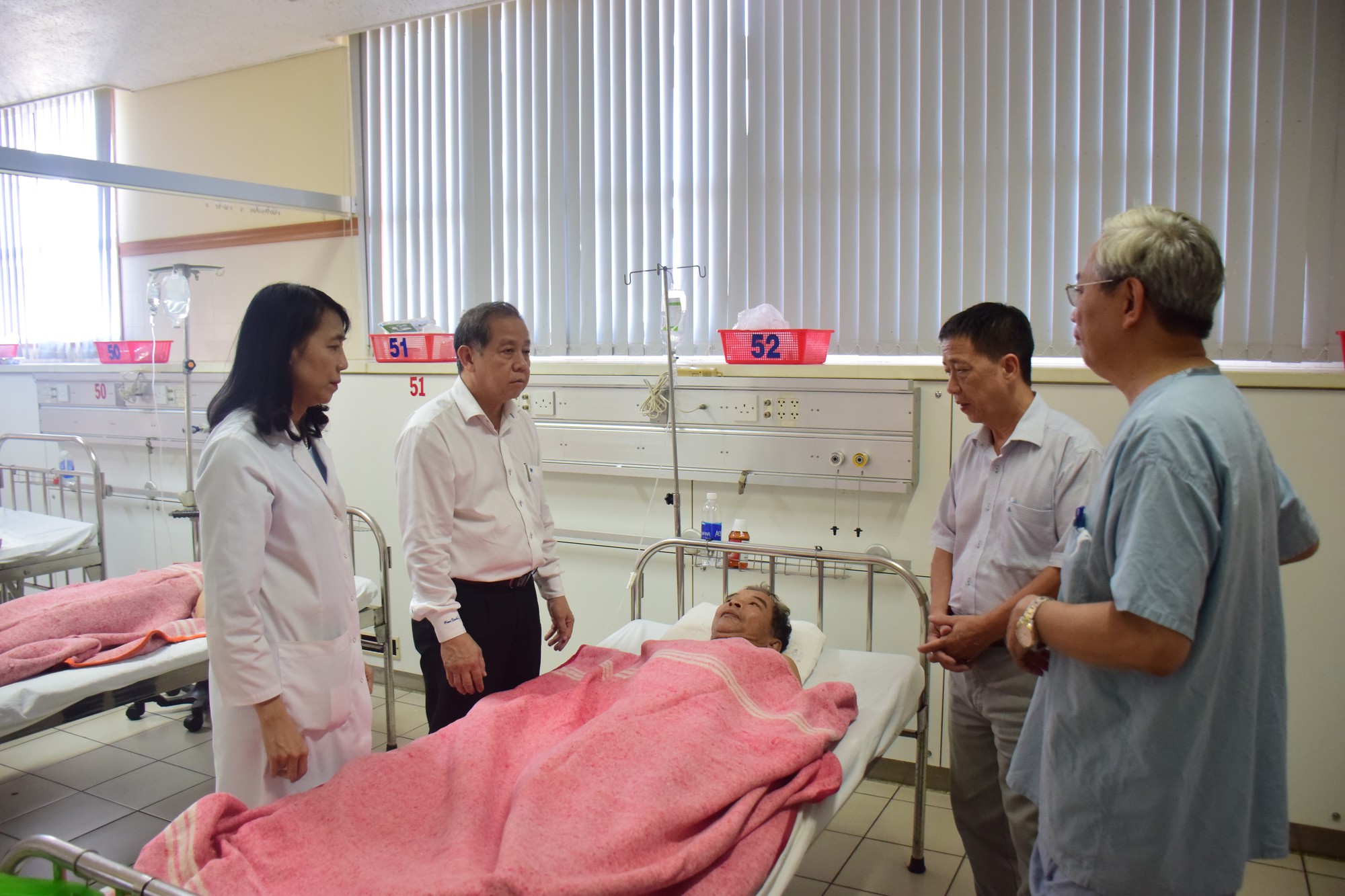 Bắt khẩn cấp 2 c&aacute;t tặc ch&eacute;m người trọng thương - Ảnh 2.