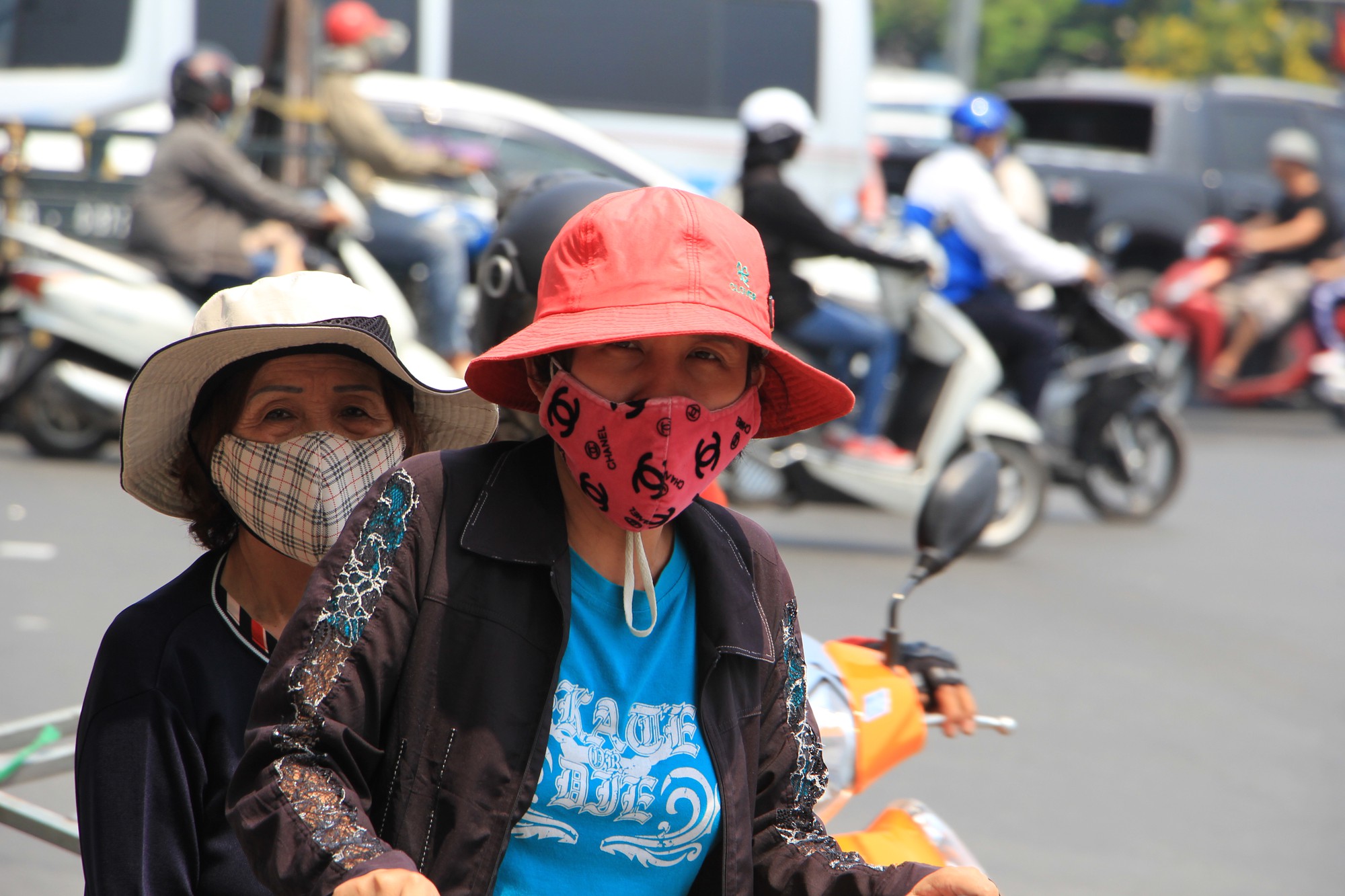 Nắng n&oacute;ng bao tr&ugrave;m Nam Bộ, nhiệt độ l&ecirc;n đến 38 độ C - Ảnh 1.