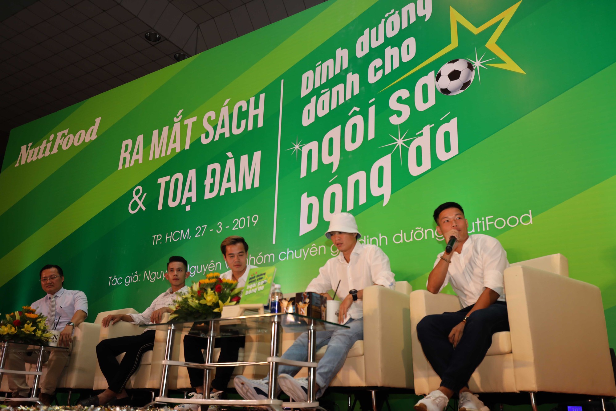 Ra mắt sách dinh dưỡng, nghe bác sĩ kể chuyện thầy Park cấm học trò ăn mì