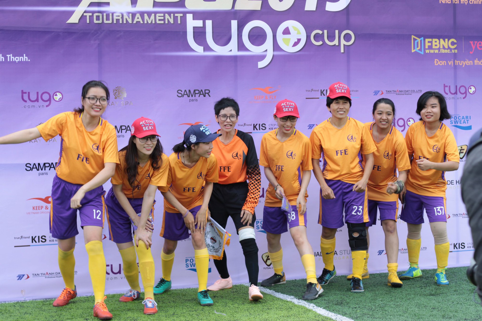 Tháng 3, các cô gái văn phòng chơi bóng đá phủi - Ảnh 6.