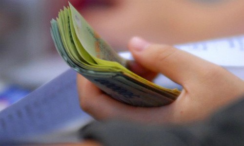 Nh&acirc;n vi&ecirc;n nh&agrave; băng t&uacute;c trực trước h&agrave;ng cầm đồ - Ảnh 1.