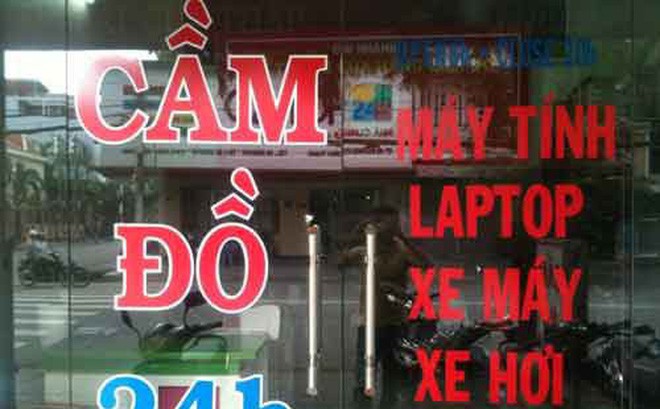 Nhân viên nhà băng túc trực trước hàng cầm đồ
