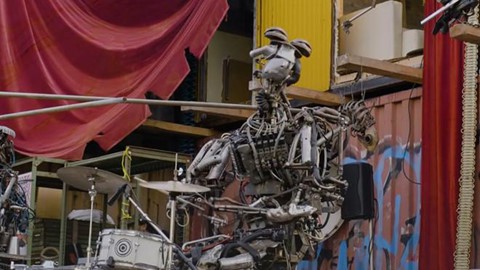 Robot làm từ phế liệu biểu diễn "thần thái'"như nhạc công