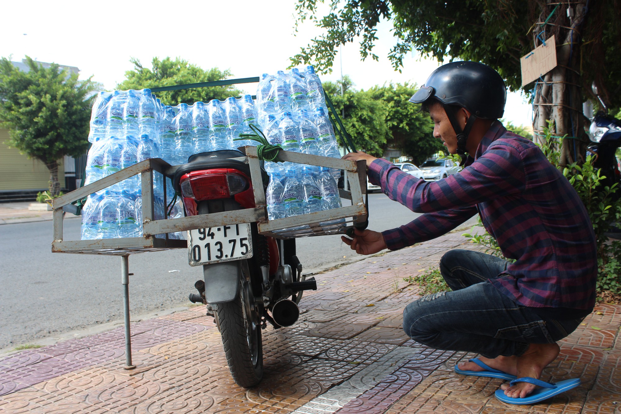 Nhọc nhằn mưu sinh dưới cái nắng như đổ lửa - Ảnh 2.