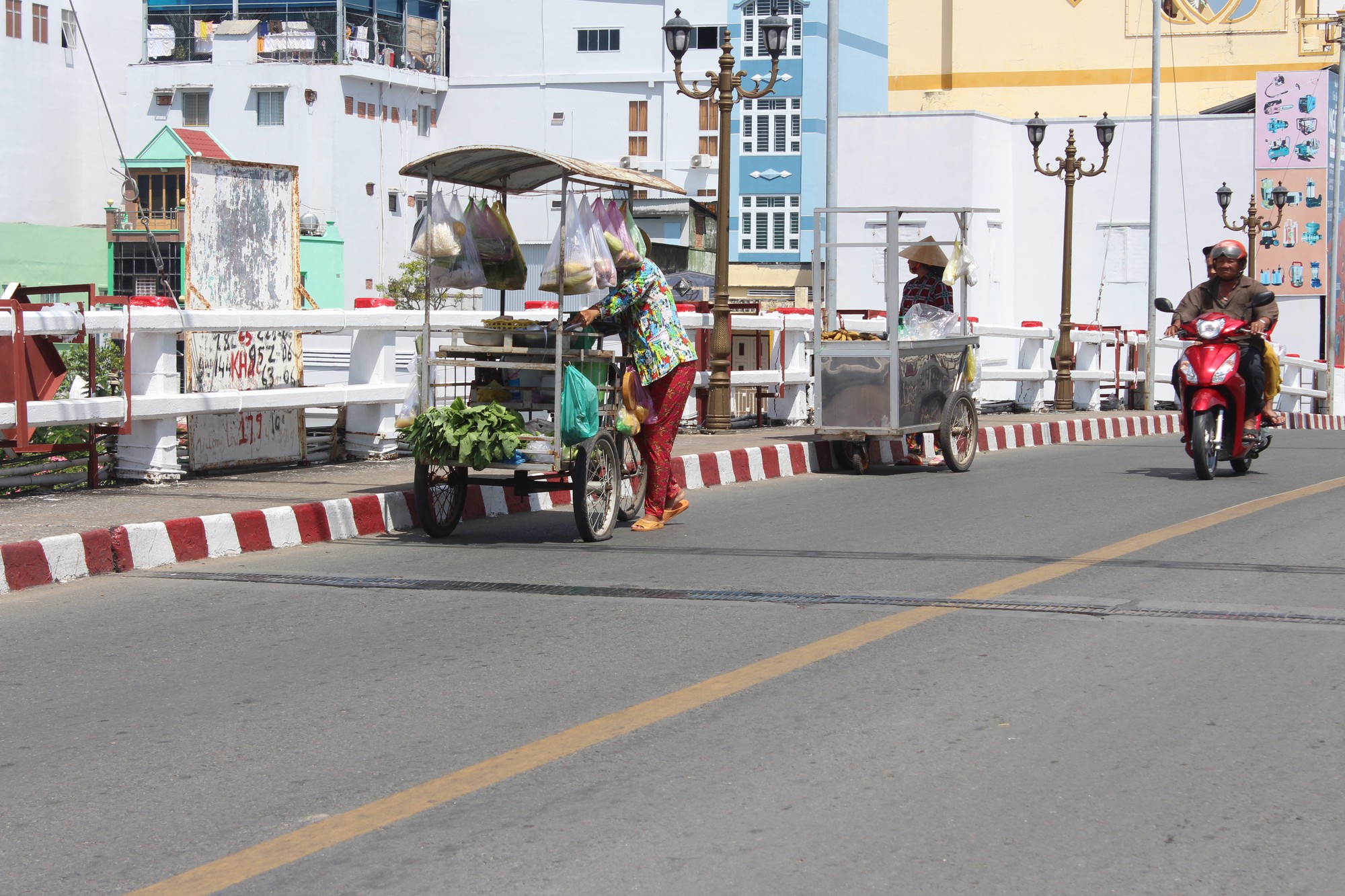 Nhọc nhằn mưu sinh dưới cái nắng như đổ lửa - Ảnh 13.