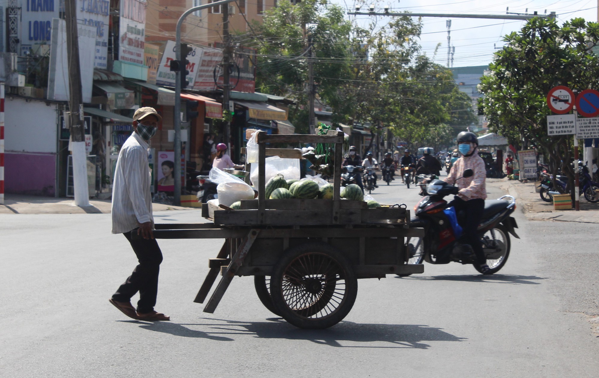 Nhọc nhằn mưu sinh dưới cái nắng như đổ lửa - Ảnh 7.