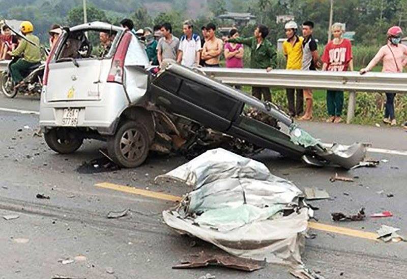 Đấu đầu xe ben, tài xế tử vong thương tâm trong xe 4 chỗ nát vụn