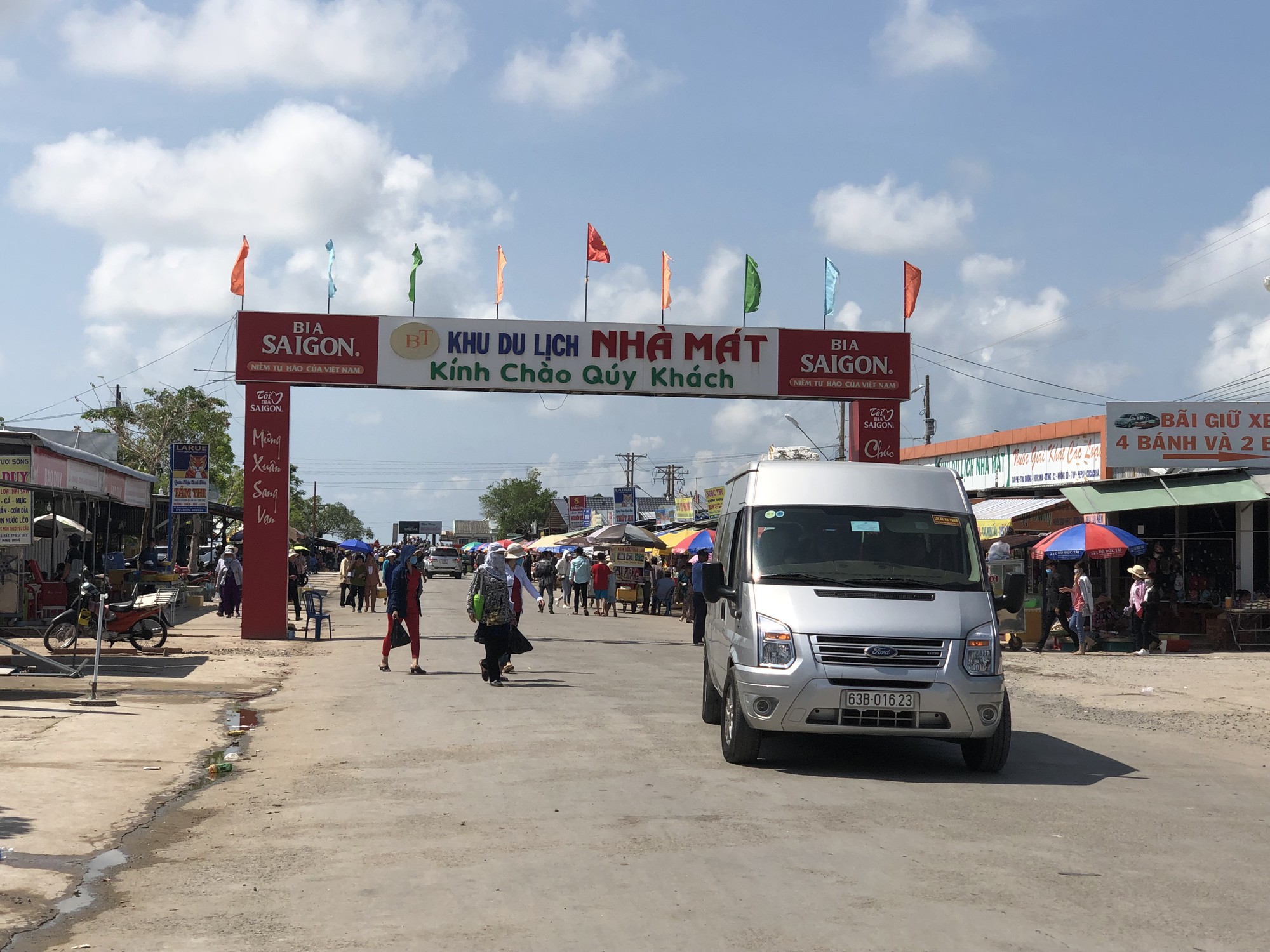 Biển nh&acirc;n tạo lớn nhất miền T&acirc;y h&uacute;t kh&aacute;ch những ng&agrave;y n&oacute;ng bức - Ảnh 1.