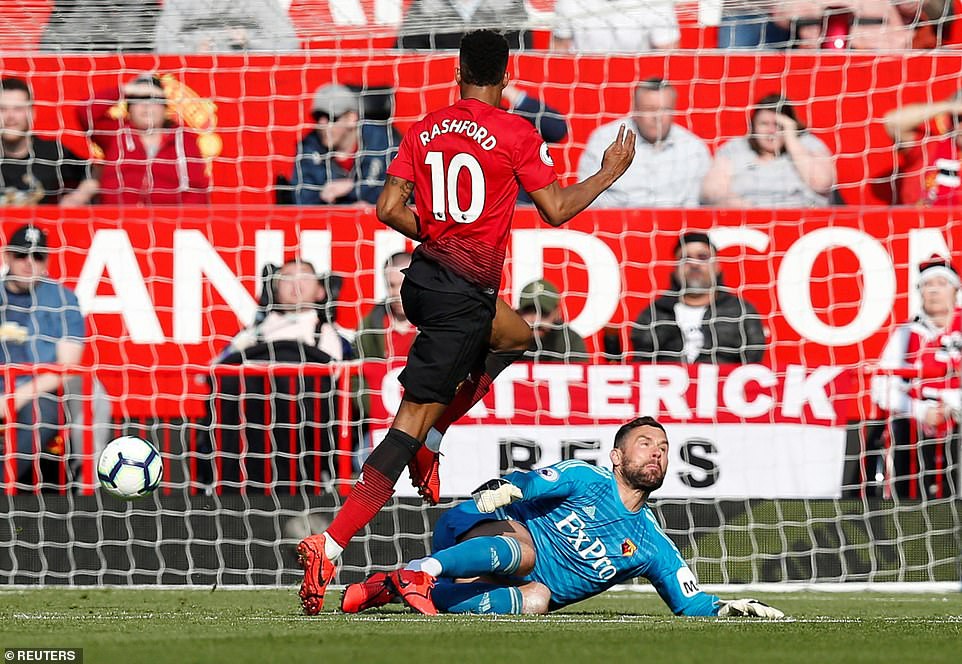Rashford v&agrave; Martial tặng qu&agrave;, HLV Solskjaer h&acirc;n hoan nhậm chức  - Ảnh 5.
