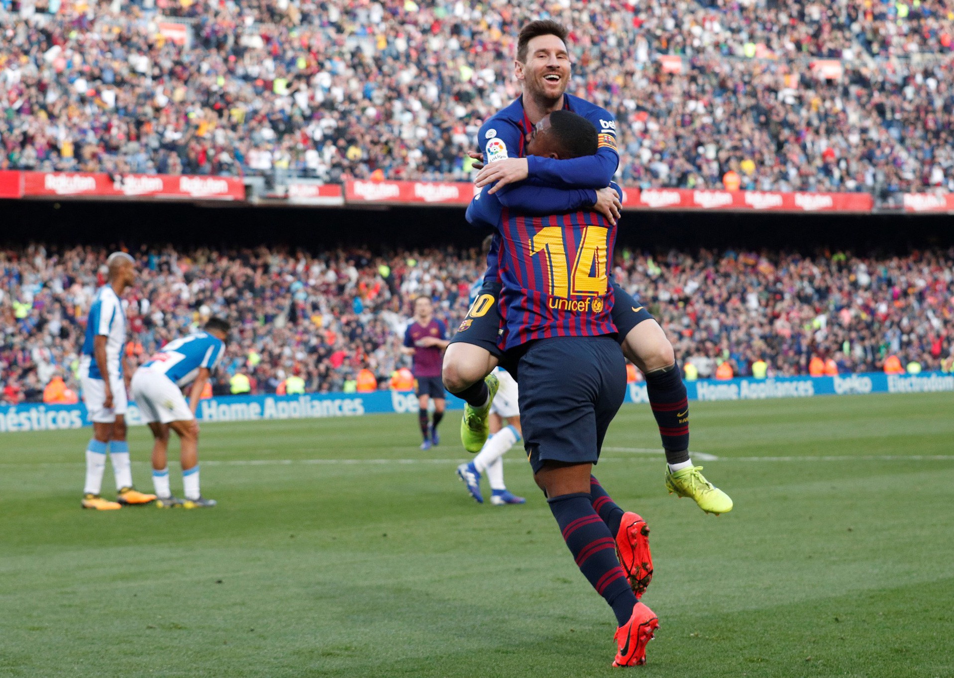 Sao Trung Quốc suýt lập kỳ tích, Messi tiến sát kỷ lục sự nghiệp