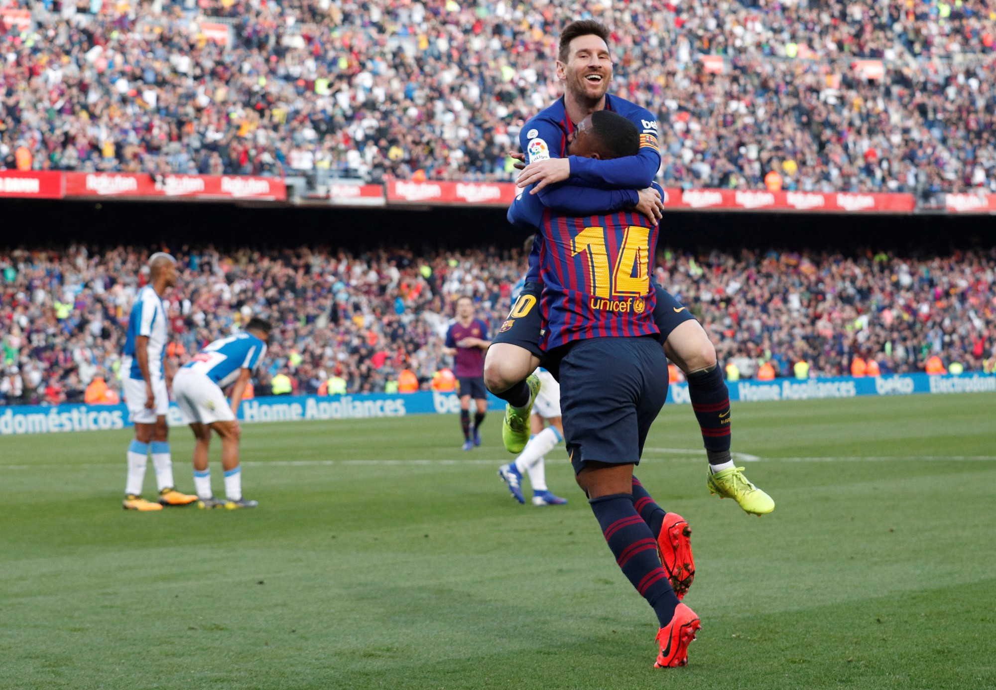 Sao Trung Quốc su&yacute;t lập kỳ t&iacute;ch, Messi tiến s&aacute;t kỷ lục sự nghiệp - Ảnh 6.