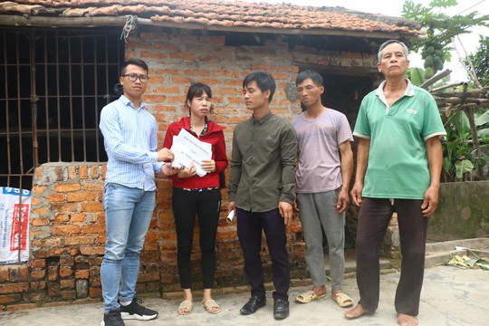 Mẹ nữ sinh lớp 9 bị đánh nghẹn ngào khi Báo Người Lao Động trao tiền hỗ trợ - Ảnh 2.