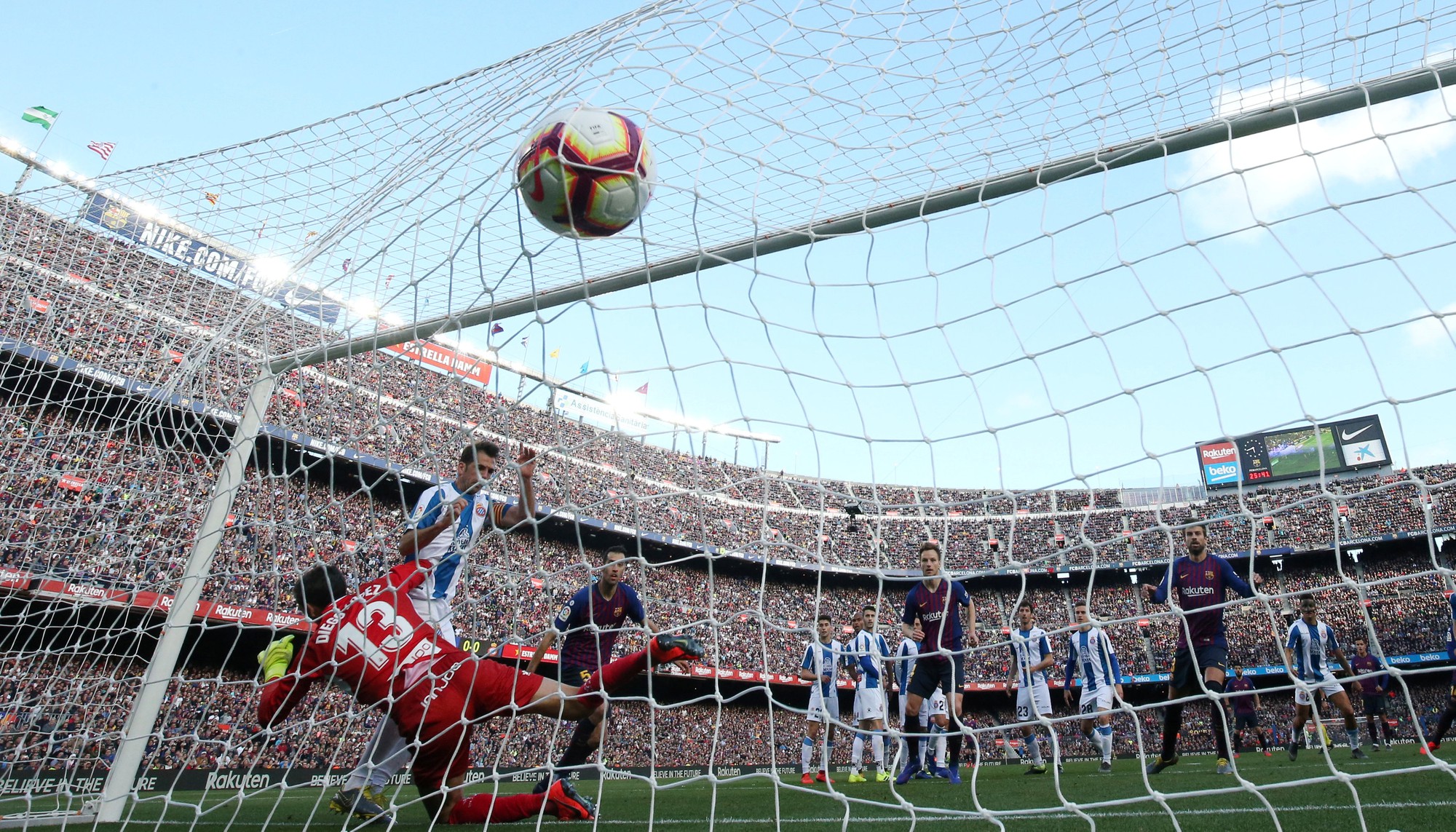 Sao Trung Quốc su&yacute;t lập kỳ t&iacute;ch, Messi tiến s&aacute;t kỷ lục sự nghiệp - Ảnh 2.