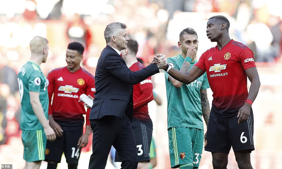 Rashford v&agrave; Martial tặng qu&agrave;, HLV Solskjaer h&acirc;n hoan nhậm chức  - Ảnh 7.
