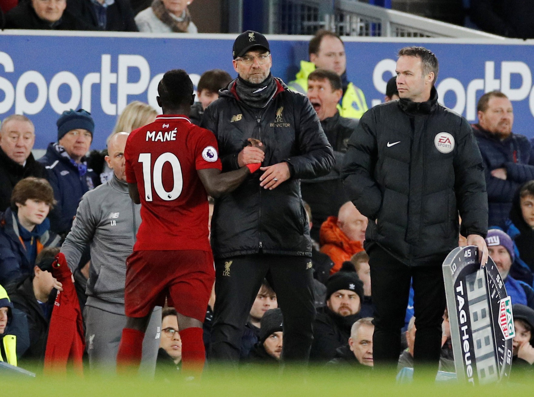 Clip cậu bé nhặt bóng khiến HLV Klopp "nóng mặt"