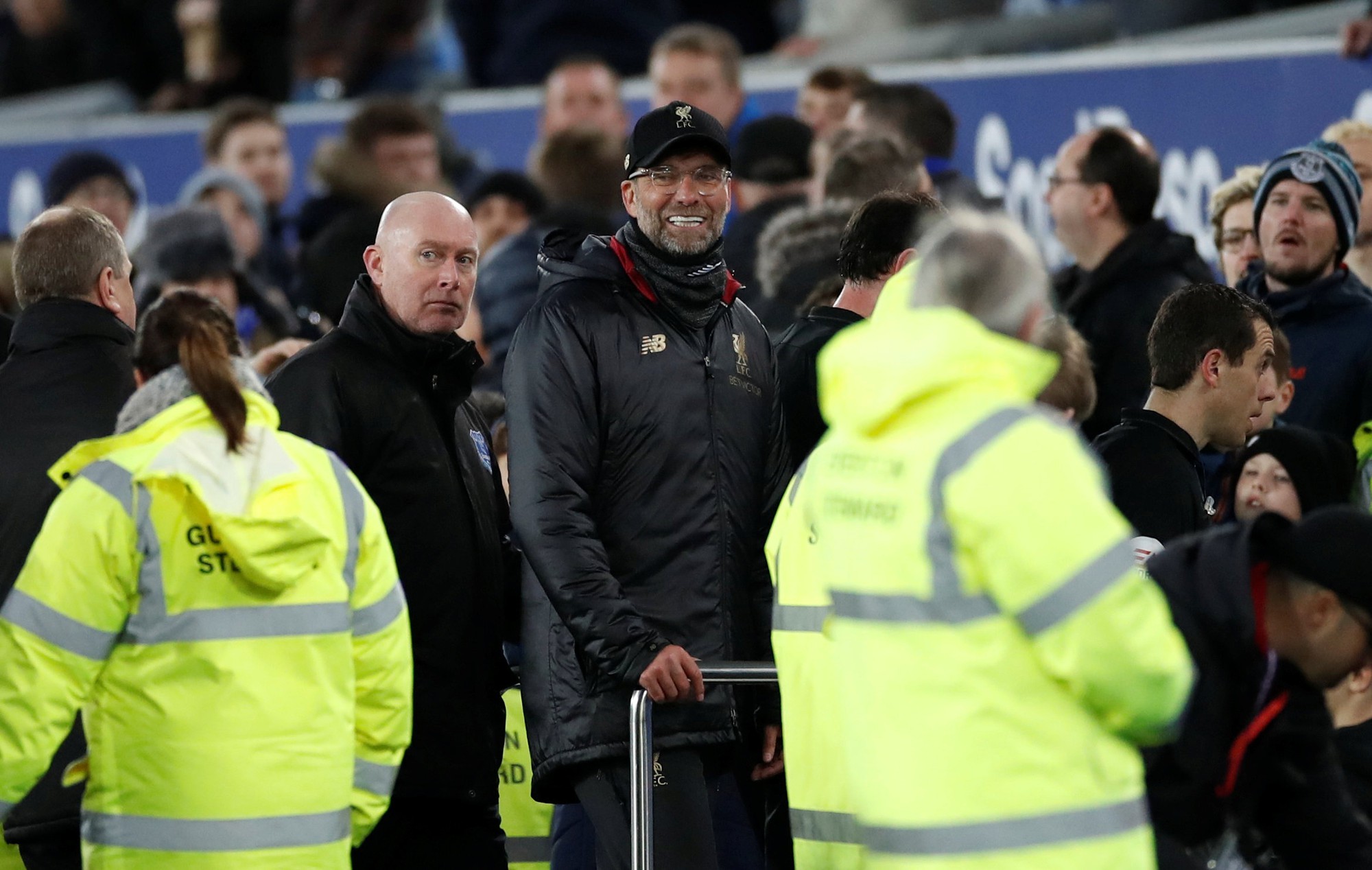 Clip cậu bé nhặt bóng khiến HLV Klopp nóng mặt - Ảnh 3.