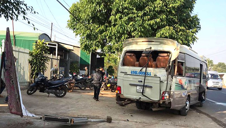 Hai xe kh&aacute;ch t&ocirc;ng nhau, 50 h&agrave;nh kh&aacute;ch hoảng loạn la h&eacute;t - Ảnh 2.