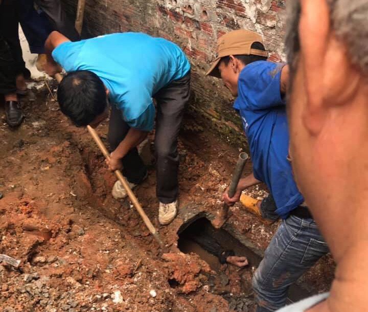 Đào cống dẫn nước thải giải cứu thanh niên "ngáo đá" chui vào sau gần 1 ngày