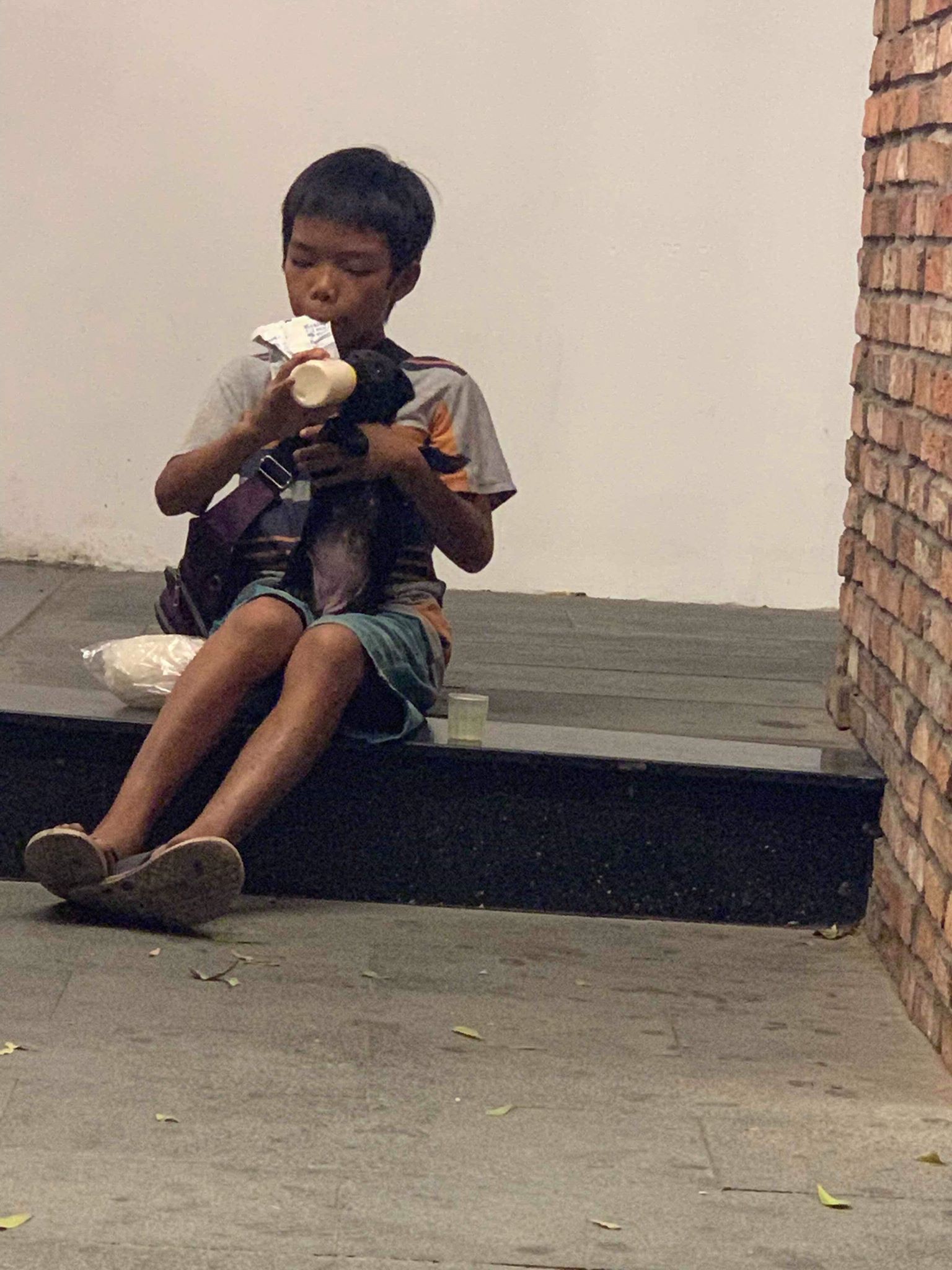 Cậu b&eacute; chia phần sữa cho c&uacute;n con l&agrave;m lay động nhiều người - Ảnh 3.