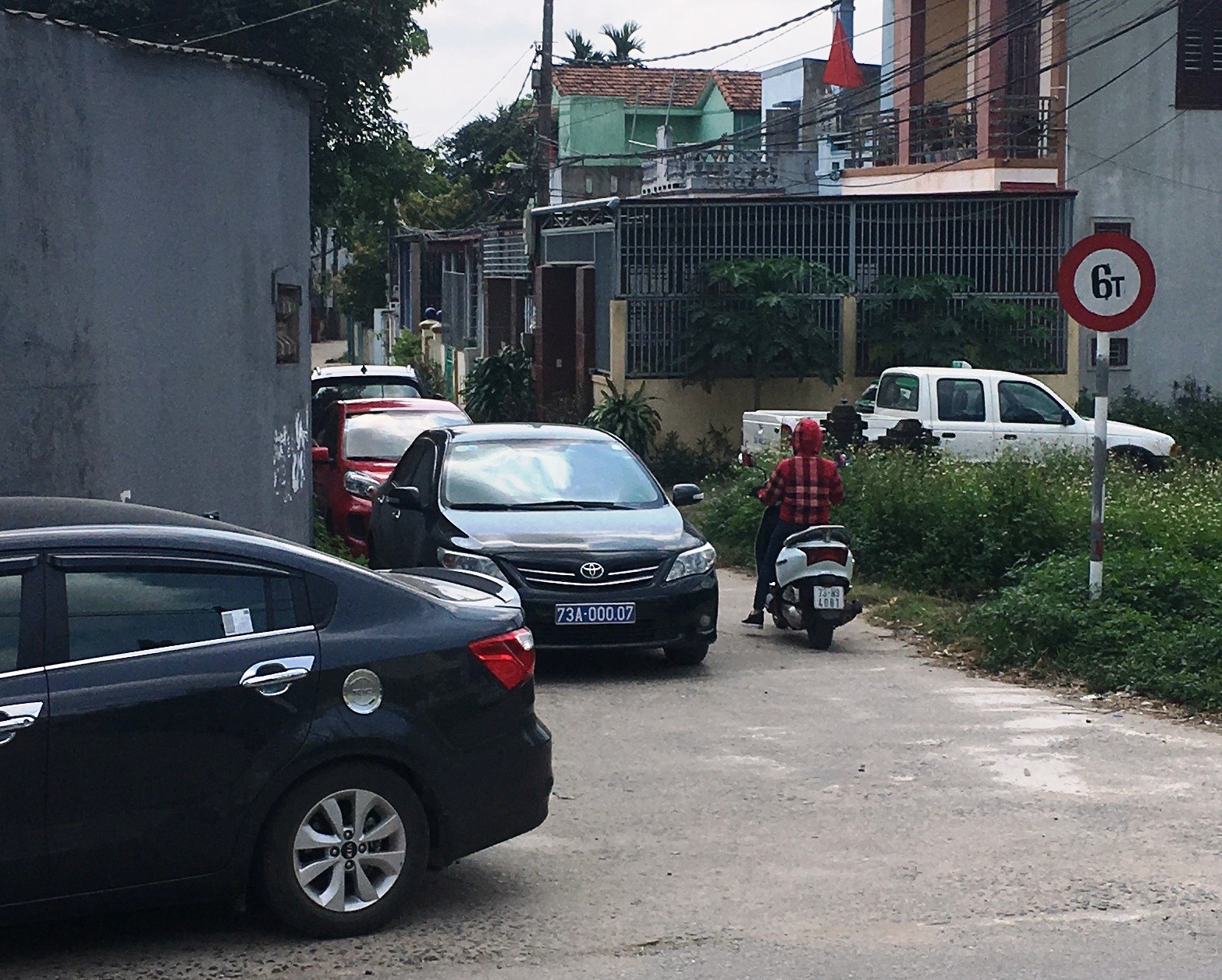 Lộ chủ nhân của nhiều xe biển xanh đi tiệc cưới con chủ nhiệm UBKT Quảng Bình - Ảnh 3.