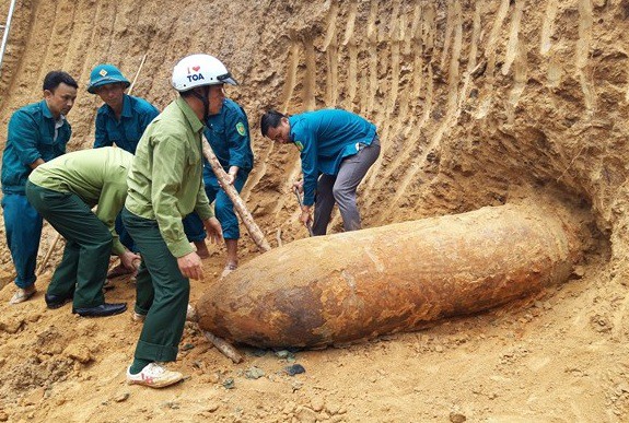 Tá hỏa phát hiện quả bom khủng nặng 1,3 tấn trong vườn nhà dân