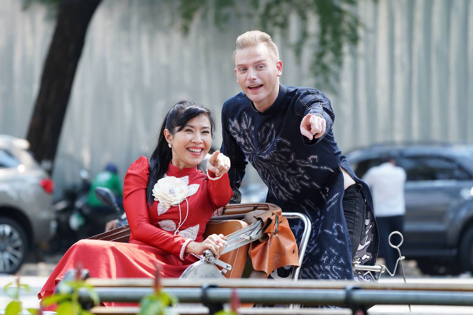 Ca sĩ Kyo York "Tôi yêu áo dài Việt Nam"