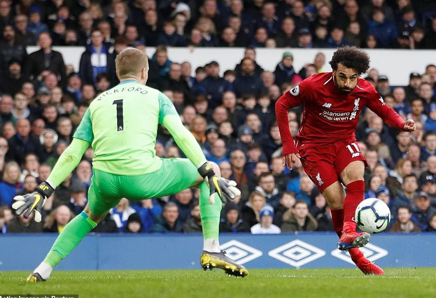 Liverpool mất thắng vì Salah, Chelsea hồi sinh với "phản đồ" Kepa