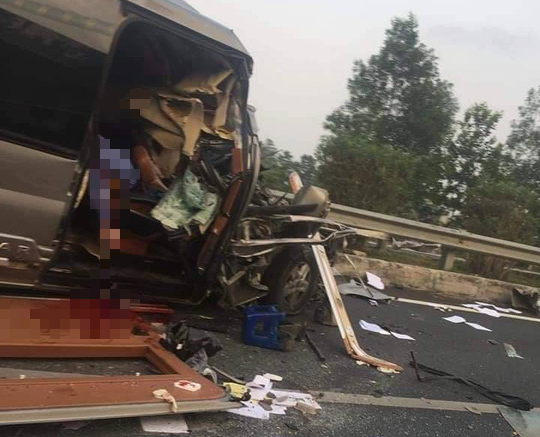 Tai nạn 4 người thương vong trên cao tốc: Xe khách chạy 112 km/giờ trước khi tông xe container