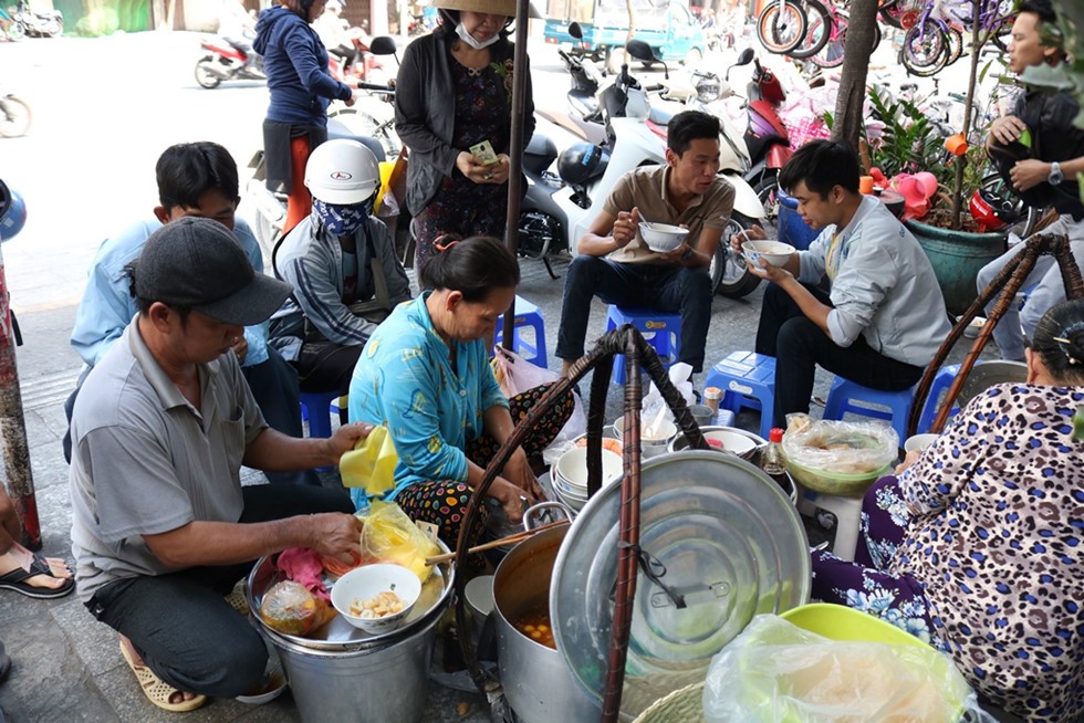 Xì xụp bánh canh vỉa hè chỉ bán giờ "thiêng"