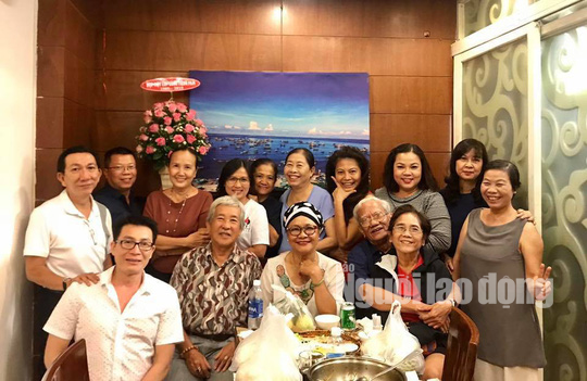 Nữ hoàng lồng tiếng Tú Trinh rơi lệ vì đệ tử vẫn còn máu lửa - Ảnh 1.