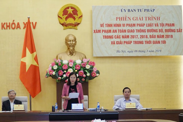 Cô giáo "kẹp 3", không đội mũ bảo hiểm đến buổi tuyên truyền về ATGT