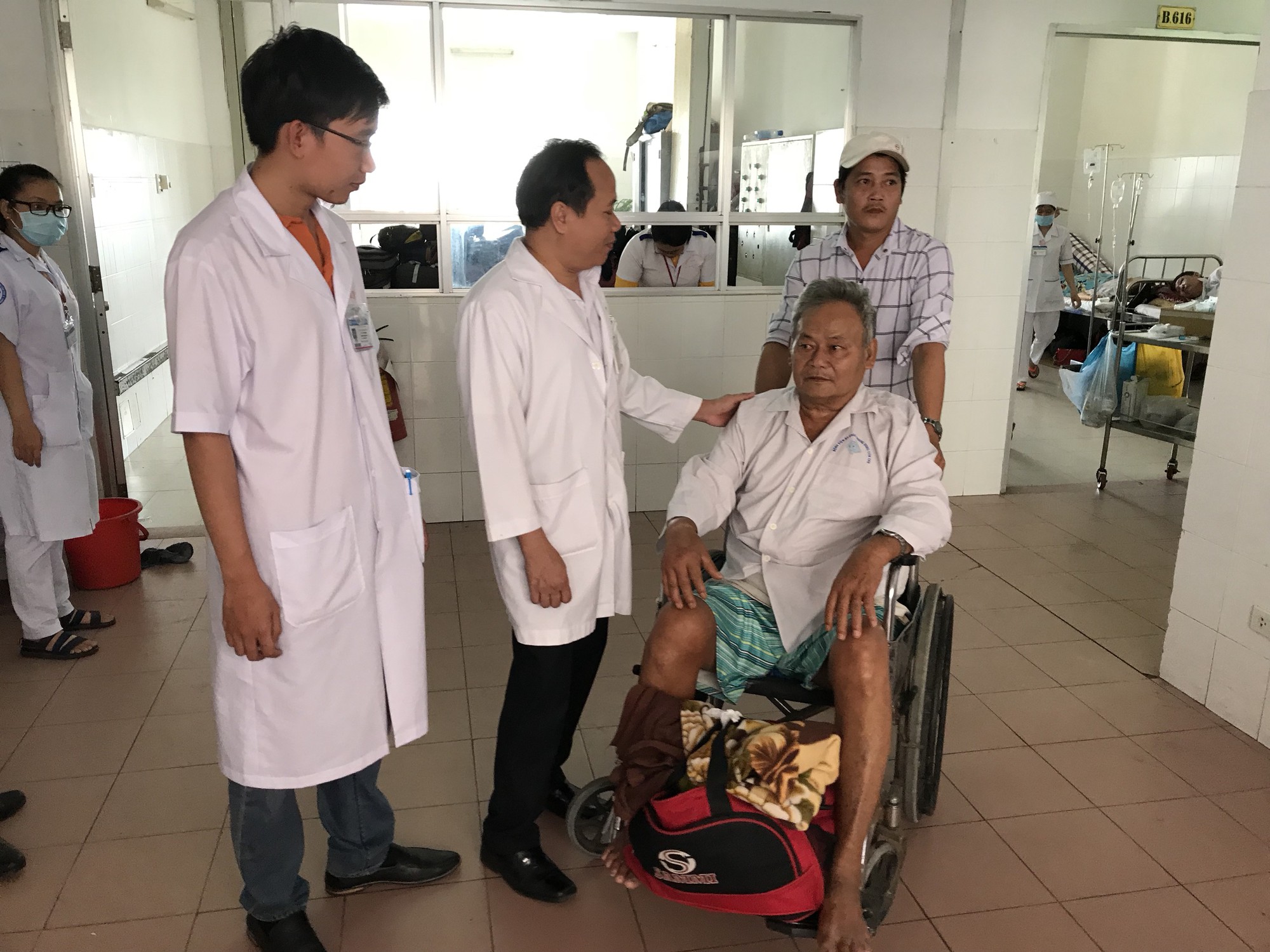 Huy động nhiều b&aacute;c sĩ giỏi cứu sống bệnh nh&acirc;n hoại tử đại tr&agrave;ng - Ảnh 2.