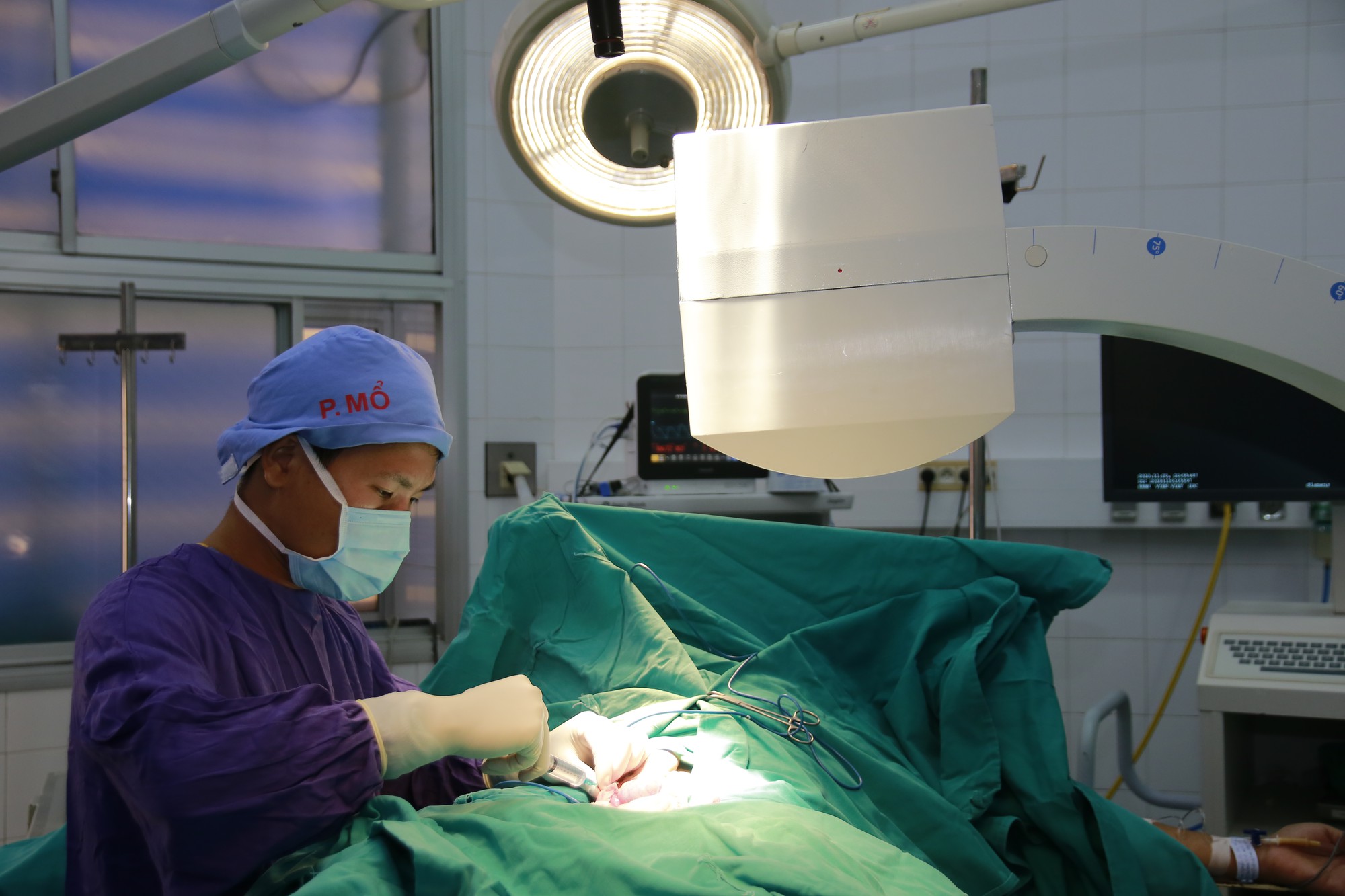Nam sinh viên 22 tuổi bị đá dập “cậu nhỏ” khi chơi bóng đá