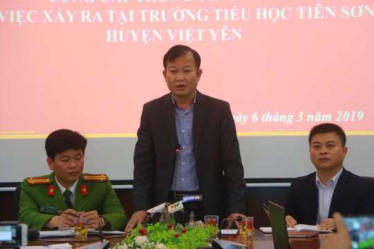 Trực tiếp: Họp báo vụ thầy giáo bị tố dâm ô hàng chục nữ sinh lớp 5 - Ảnh 2.