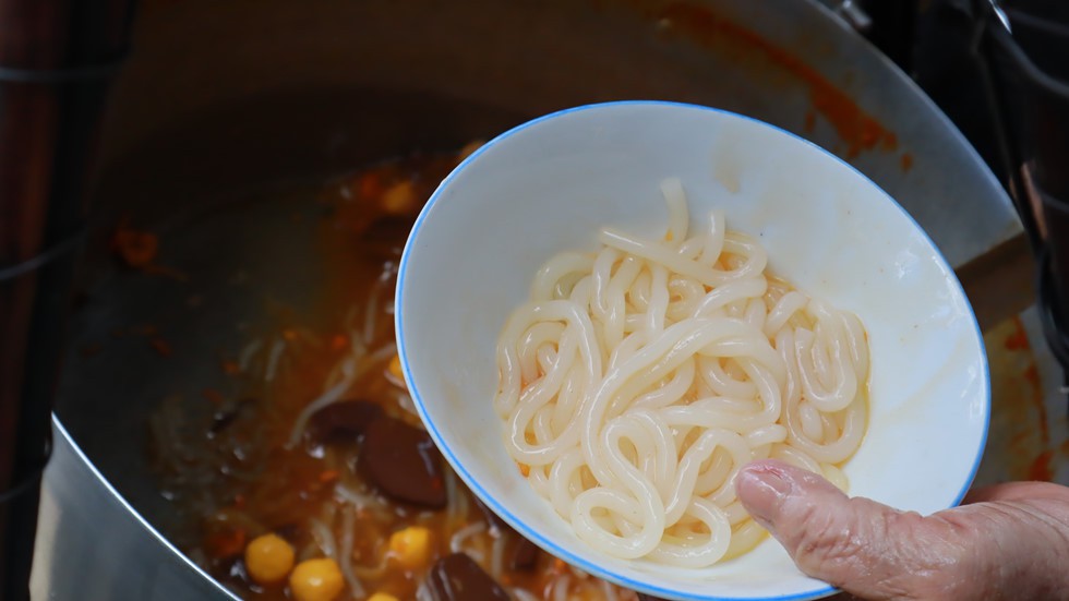 X&igrave; xụp b&aacute;nh canh vỉa h&egrave; chỉ b&aacute;n giờ thi&ecirc;ng - Ảnh 2.