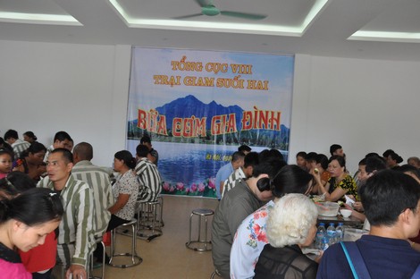 Người chồng đau đớn chứng kiến vợ và bạn học trong nhà nghỉ - Ảnh 2.