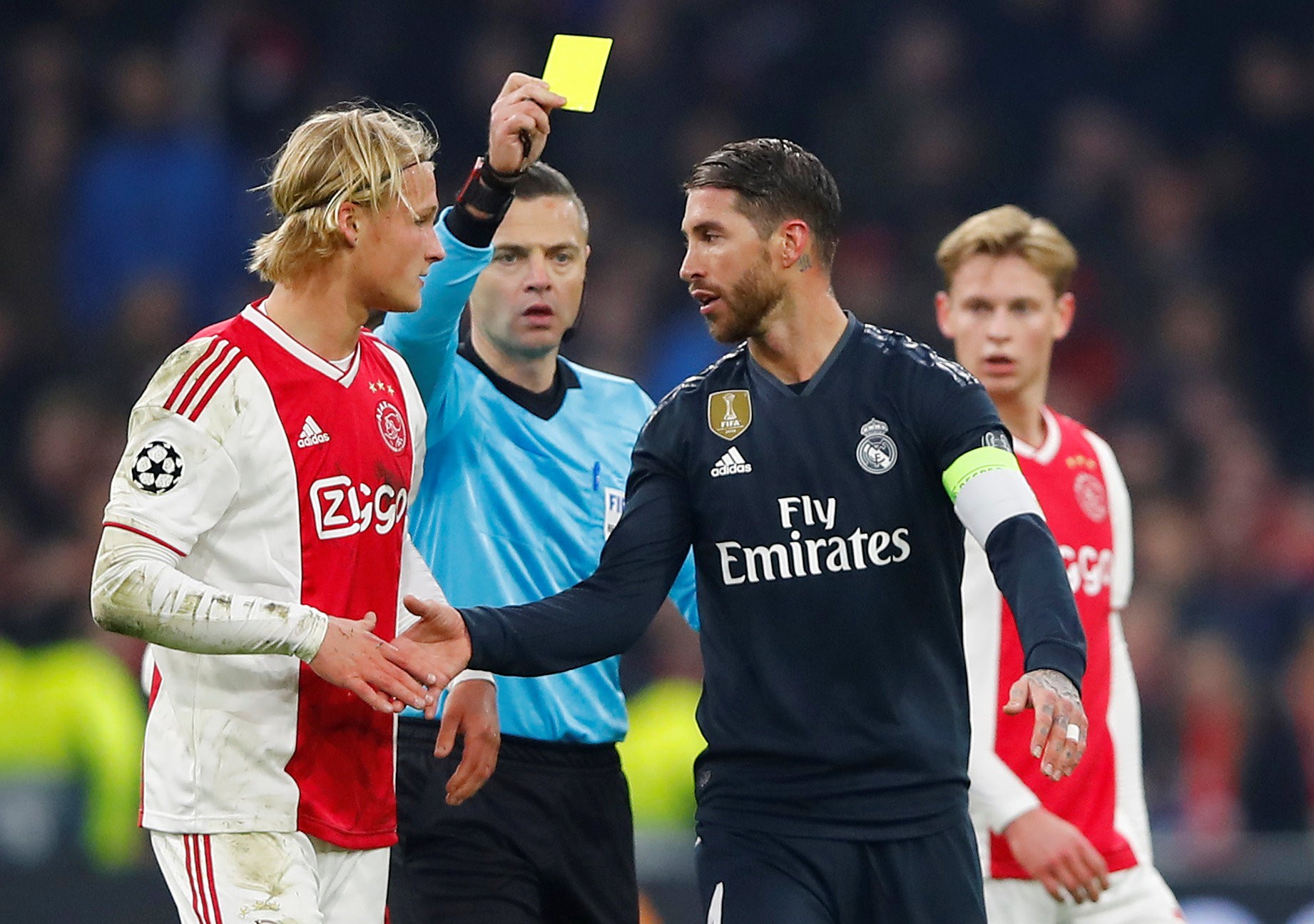 "Gã hề" Ramos bất lực nhìn Real Madrid thảm bại ở Champions League