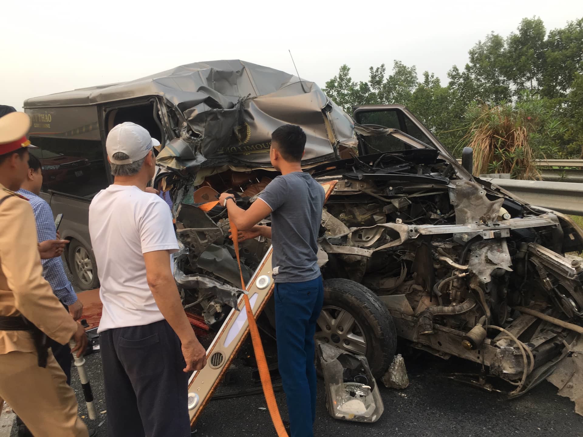 Tai nạn 4 người thương vong tr&ecirc;n cao tốc: Xe kh&aacute;ch chạy 112 km/giờ trước khi t&ocirc;ng xe container - Ảnh 1.